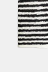 Top de punto sin mangas, color blanco y negro, con escote redondo y diseño a rayas horizontales.