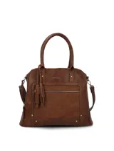 Cartera tipo tote marca Hush Puppies, color marrón chocolate, con doble asa superior y correa ajustable extraíble. Presenta un bolsillo frontal con cierre, detalle de borla decorativa y herrajes metálicos en tono bronce.