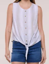 Blusa sin mangas de algodón liviano con diseño de rayas verticales en tonos beige y blanco, escote redondo, abotonadura frontal con botones rústicos y detalle de nudo para anudar en la cintura.