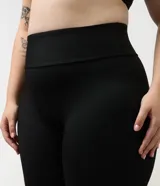 Legging deportiva de tiro alto confeccionada en microfibra, con diseño ajustado y cintura elástica ancha. Presenta un acabado liso sin costuras frontales, ofreciendo soporte y flexibilidad para actividades físicas.