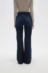 Pantalon de jean estilo oxford con tiro alto y ruedo deshilachado.
