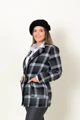 Chaqueta con estampado a cuadros en tonos rosa y negro, con solapas y cierre con dos botones.