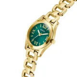 Reloj análogo Guess modelo Veda, con caja y correa de eslabones de acero inoxidable en tono dorado. Presenta una esfera redonda de color verde esmeralda con números romanos dorados en las posiciones 12, 3, 6 y 9, y marcadores de línea dorados para las horas restantes.
