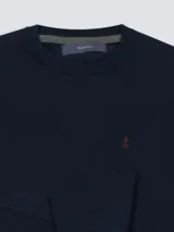 Buzo gris oscuro de algodón liviano, con cuello redondo y logo bordado en el pecho.