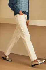 Mocasines negros de cuero con textura croco y detalle de logo VDM en dorado.