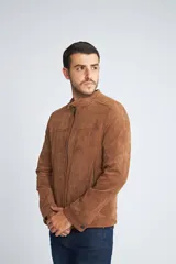 Campera de hombre estilo gamuza, con cuello mao, cierre frontal y bolsillos laterales con cierre.