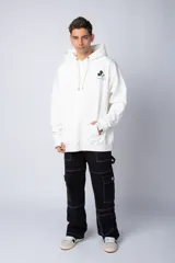 Buzo tipo canguro color negro con capucha y cordones ajustables. Presenta un pequeño estampado en el pecho con la silueta de Mickey Mouse y un detalle a cuadros en color verde.