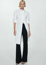 Vestido camisero blanco de popelina de algodón y lyocell, corte recto, largo midi, con cuello camisero, cierre frontal con botones y lazo a la cintura.