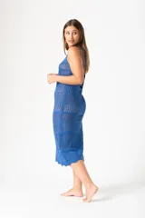 Vestido azul de tejido calado con diseño geométrico, corte recto y largo midi.