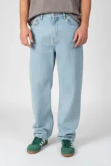 Pantalón de jean celeste de corte amplio y estilo baggy.
