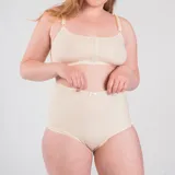 Bombacha clásica de tiro alto color beige, confeccionada en algodón elastizado.