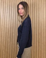 Cardigan de punto a rayas horizontales en tonos beige y tostado, con cuello camisero, cierre frontal de botones y mangas largas.