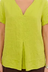 Blusa de lino color verde lima, con escote en V, mangas cortas y detalle de pliegue frontal.