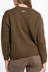 Sweater de lana color beige con diseño de motas multicolores, corte oversize, cuello redondo y puños y ruedo acanalados.