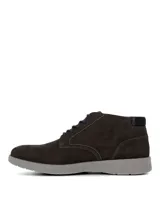 Botas de estilo casual Hush Puppies, confeccionadas en cuero gamuzado color gris oscuro. Presentan cierre de cordones, suela de poliuretano con tecnología Spinal para mayor amortiguación y estabilidad, y sistema de plantilla Dual Fit.