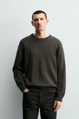 Jersey de punto con cuello redondo y manga larga, de corte regular fit con terminaciones en rib.
