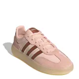 Championes urbanos Adidas modelo Barreda Decode, color rosado con detalles en marrón bronce. Presentan una combinación de texturas en gamuza y material sintético, con las icónicas tres tiras laterales y suela de goma translúcida.