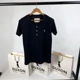 Remera negra de cuello redondo con tres botones blancos y logo bordado en el pecho.