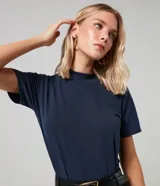 Remera de manga corta color azul marino, con cuello simulado (mock neck) y corte recto.