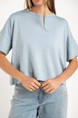 Remera celeste de viscosa y elastano, de corte holgado y mangas cortas con dobladillo.