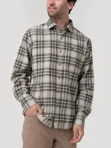 Camisa de manga larga RKF modelo Flannel, confeccionada en algodón orgánico. Presenta un diseño de cuadros en tonos beige, verde, marrón y naranja, con cierre frontal de botones, cuello camisero y un bolsillo aplicado en el pecho con detalle bordado.