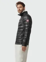 Campera puffer negra Canada Goose modelo Hybridge Lite, con cierre frontal, bolsillos laterales con cierre y logo de la marca en el brazo izquierdo.
