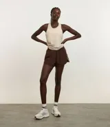 Bermuda deportiva modelo runner de la marca Get Over, confeccionada en poliéster. Presenta un diseño holgado con cintura elástica, bajo redondeado y rayas laterales decorativas.