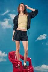Short de tiro medio con estampa a cuadros en tonos oscuros, cintura elástica y calce relajado.