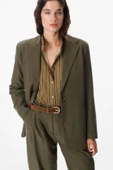 Blazer de corte sastrero en color bordó, con solapas clásicas, cierre frontal de un botón y diseño de hombros estructurados.