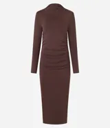Vestido midi marrón de poliamida con cuello alto, mangas largas y detalle fruncido en los laterales.