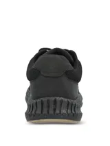 Championes deportivos de tejido knit color negro, con cordones y detalle de líneas rojas. Presentan una suela tecnológica con diseño ergonómico para mayor estabilidad y amortiguación.