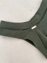 Parte inferior de bikini colaless color verde militar brillante, con escote en V pronunciado en la parte delantera y elástico en la cintura.