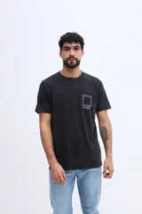 Remera Brooksfield modelo Lippardi de corte regular, color negro con efecto gastado y pequeño estampado geométrico en el pecho.
