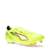 Championes de fútbol Puma Ultra 6 Match FG/AG, color amarillo neón con detalles en negro y naranja. Presentan un diseño aerodinámico con textura en la superficie para un mejor control del balón y suela con tapones para césped natural y artificial.