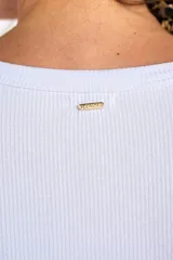 Remera negra de manga larga, con cuello redondo y tejido acanalado, de corte ajustado al cuerpo.