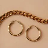 Aros tipo argolla de diseño clásico y minimalista, fabricados en oro 10k con acabado pulido brillante.