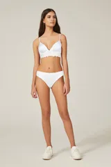 Tanga blanca de algodón con detalle de encaje en la cintura.
