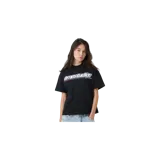 Remera oversize negra de manga corta, con cuello redondo y estampa frontal con el logotipo de la marca en blanco y líneas de colores en la parte inferior.