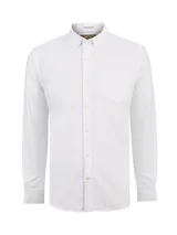 Camisa de manga larga Oxford color blanco RKF, con cuello abotonado, cierre frontal de botones y un bolsillo en el pecho.