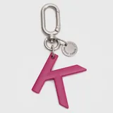 Llavero o charm para accesorios con forma de letra H en color fucsia, con gancho metálico y dije circular pequeño con la marca Bubba grabada.
