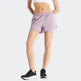 Short deportivo 2 en 1 New Balance Essentials, color lila. Posee una capa exterior liviana y una calza interior integrada. Confeccionado con tecnología NB DRY para absorción de humedad, cintura elástica y logotipo de la marca.