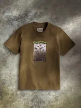 Remera de algodón color verde oliva con estampado gráfico frontal inspirado en Star Wars, cuello redondo y manga corta. Cuenta con tecnología Omni-Shade™ para protección solar.