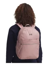 Mochila Under Armour Studio Campus de diseño ligero y resistente al agua. Cuenta con compartimento para portátil, bolsillo frontal con cremallera extragrande, bolsillos laterales para botellas y correas ergonómicas ajustables. Presenta un acabado en color rosado con logotipo metálico en relieve.