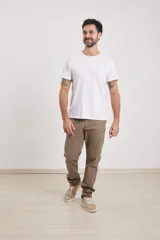 Pantalón chino de hombre color verde oscuro, corte slim, confeccionado en algodón con elastano, con triple pespunte en las costuras y botones al tono.