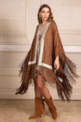 Kimono marrón con bordado de flores a tono, guarda decorativa y flecos largos.