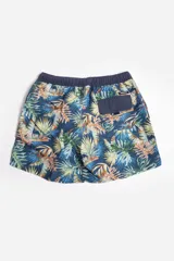 Short de baño azul marino con estampado de hojas de palmera color salmón.
