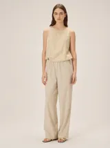 Pantalón de corte clásico y pierna recta, confeccionado en mezcla de lino, algodón, viscosa y poliéster. Cuenta con cintura elastizada.