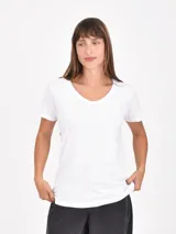 Remera negra de manga corta con cuello en V.