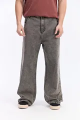 Jean carpenter de calce amplio estilo workwear, con bolsillos extra y diseño suelto.