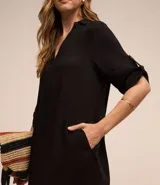 Vestido corto negro de viscosa con cuello solapa y mangas 3/4.